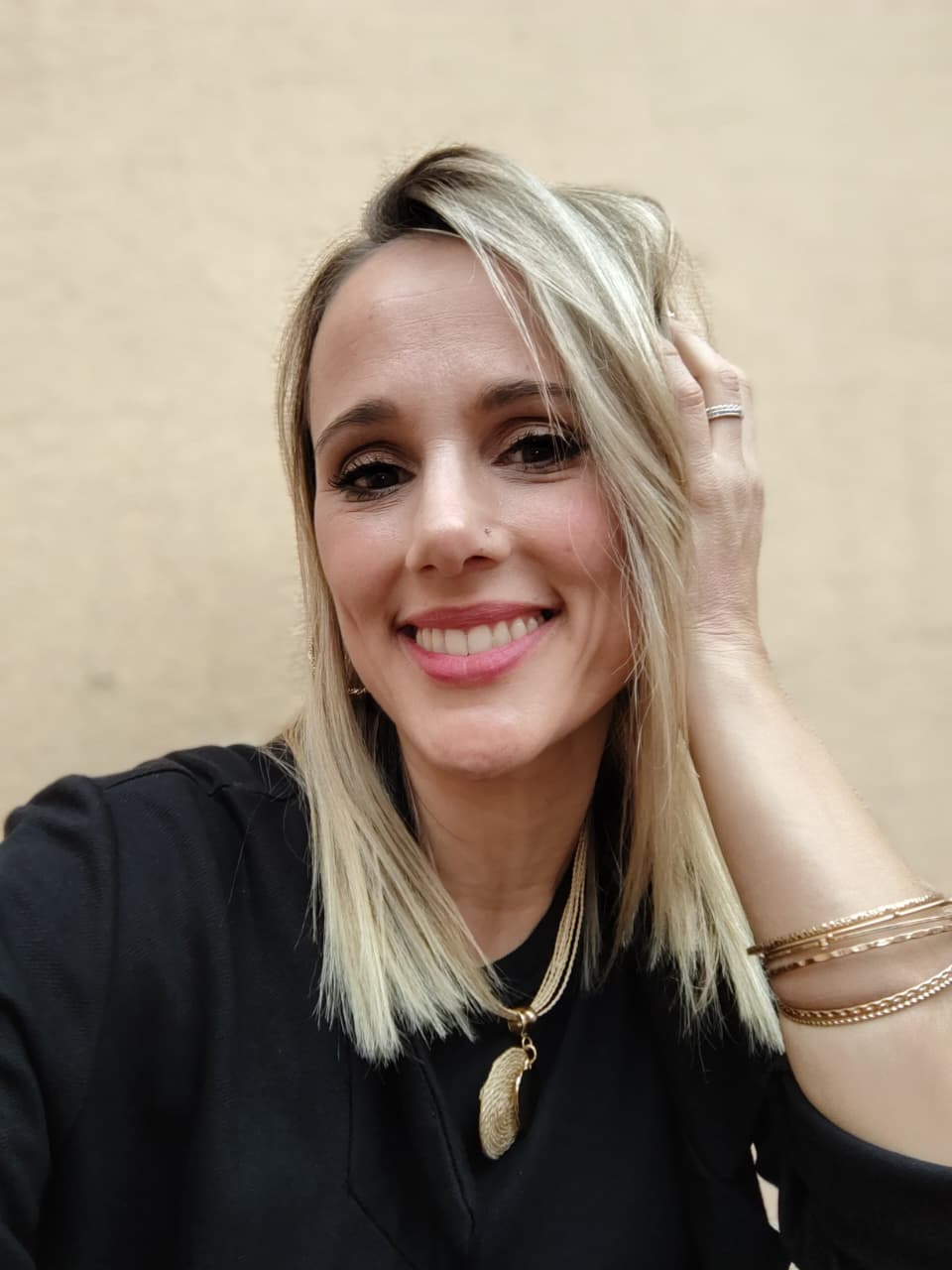Melina Acquaotta sosteniendo un frasco de esencias florales Bach