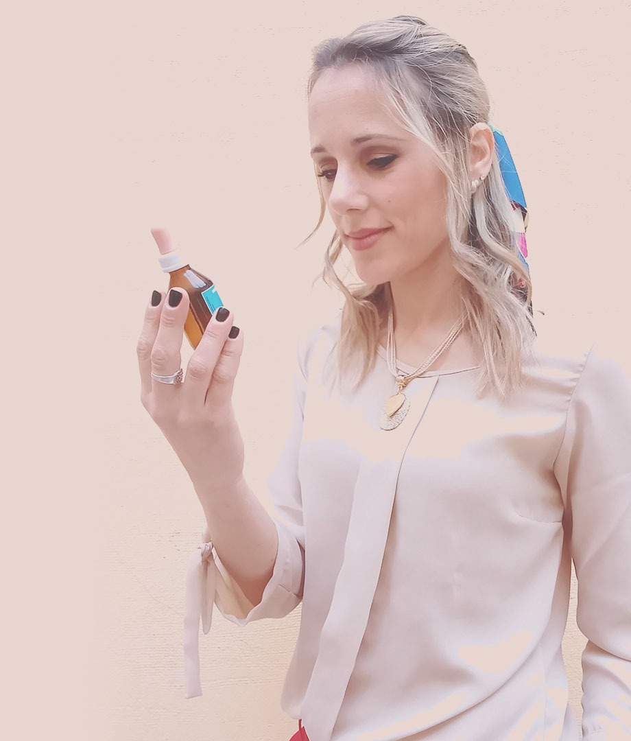 Melina Acquaotta sosteniendo un frasco de esencias florales Bach